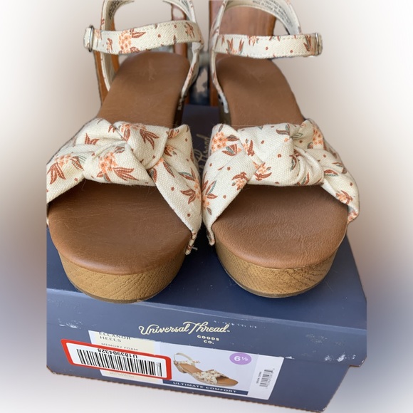 Universal Thread, women’s sandals, small heel, size 6 1/2, cute floral pattern - Picture 3 of 15